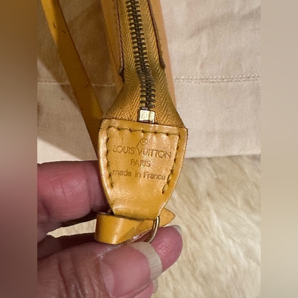 Louis Vuitton Epi Pochette with COA Code AR 1904 - Picture 10 of 14